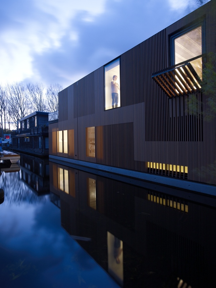 Houseboat - the Water Villa at night