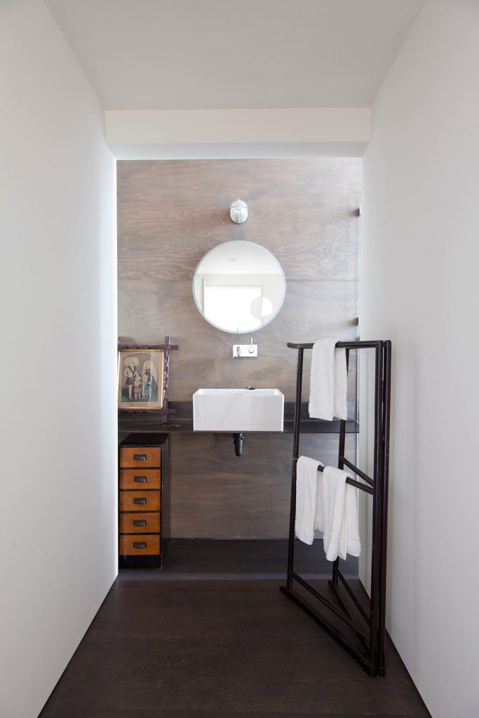 Minimalist Junsei House - Bathroom